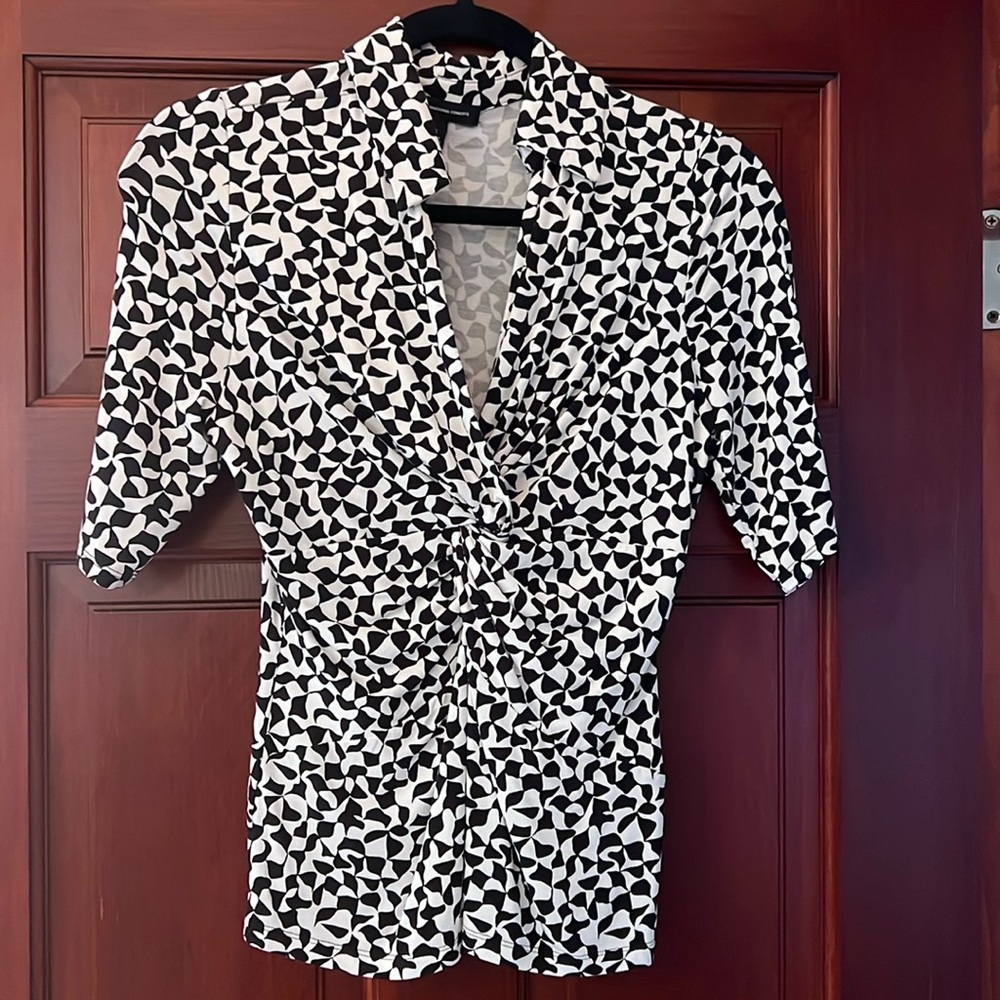 INC Blouse XS
NWOT
Black & White Pattern
